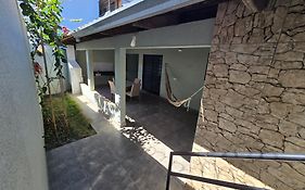Casa completa dois quartos, com ar condicionado, churrasqueira, garagem